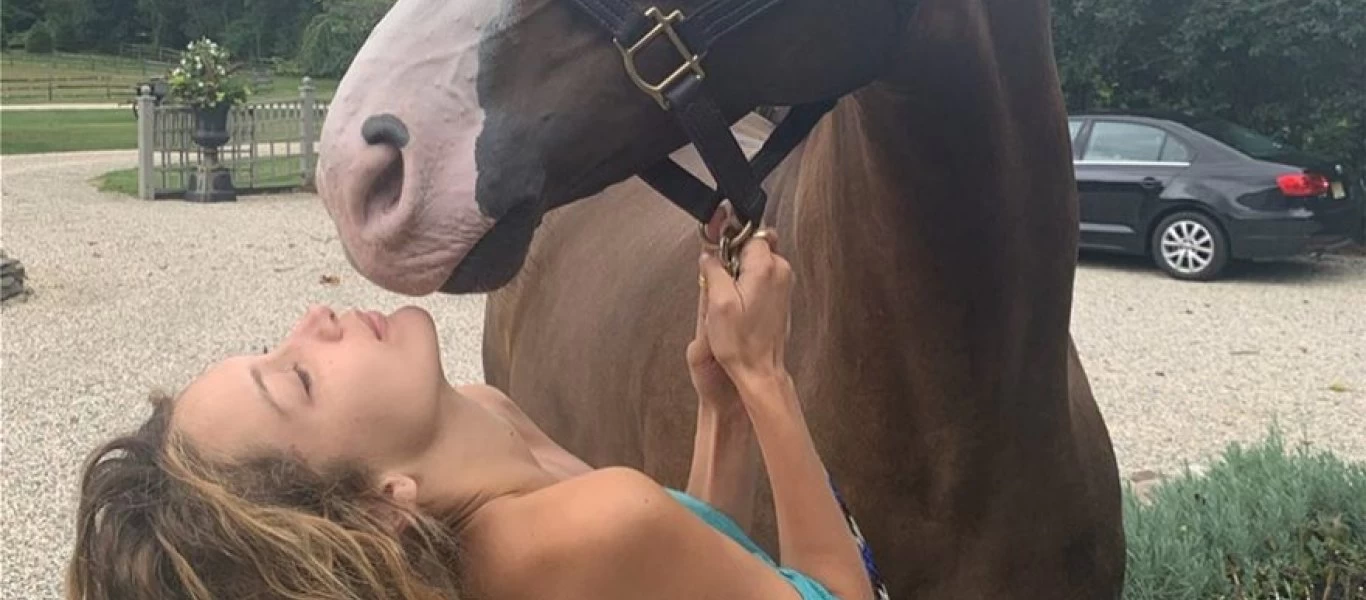 H Μπέλα Χαντίντ βγάζει φωτογραφίες με το αγαπημένο της άλογο (φωτο)